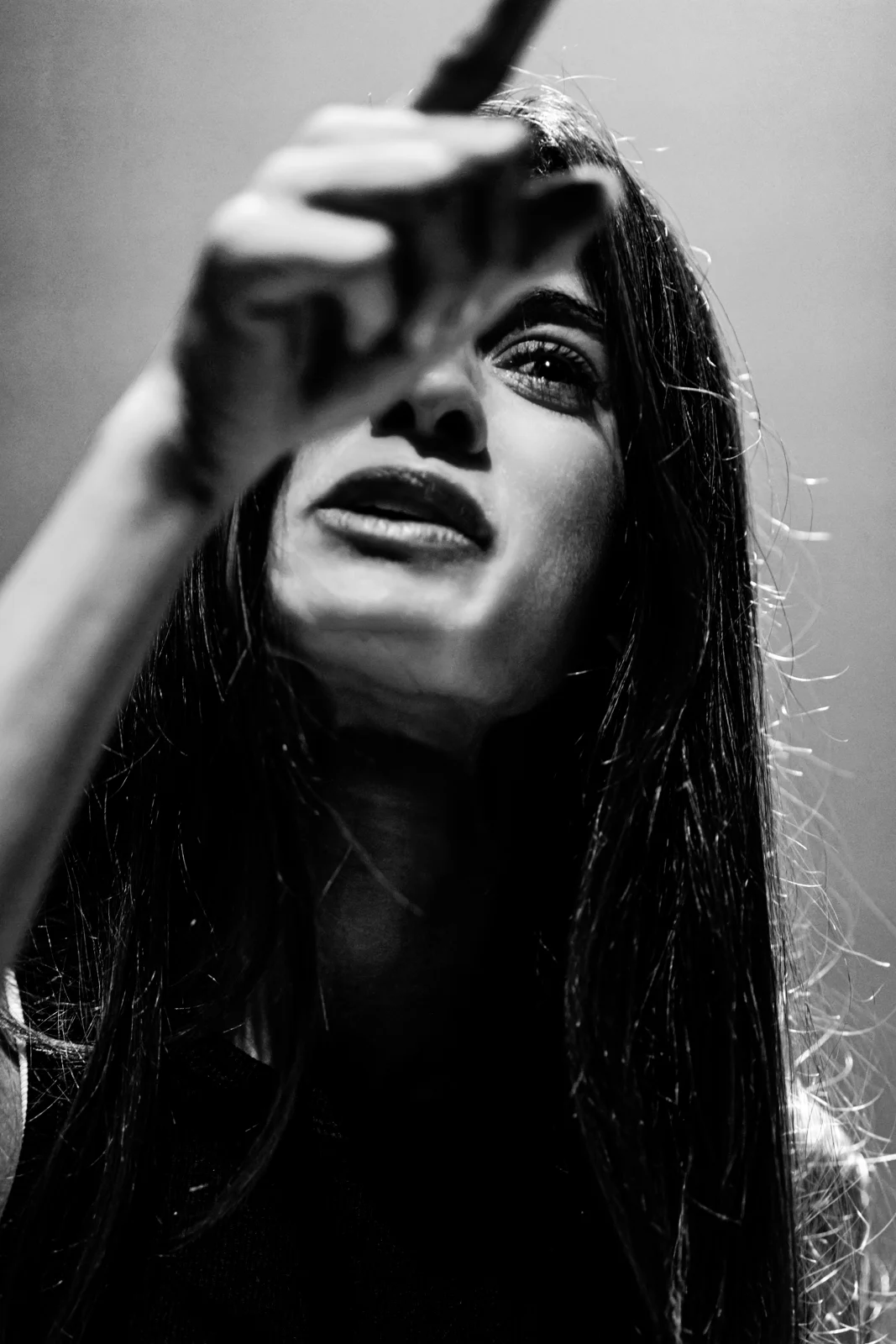 Sara Vidal em cena dramática na peça Malditos 16