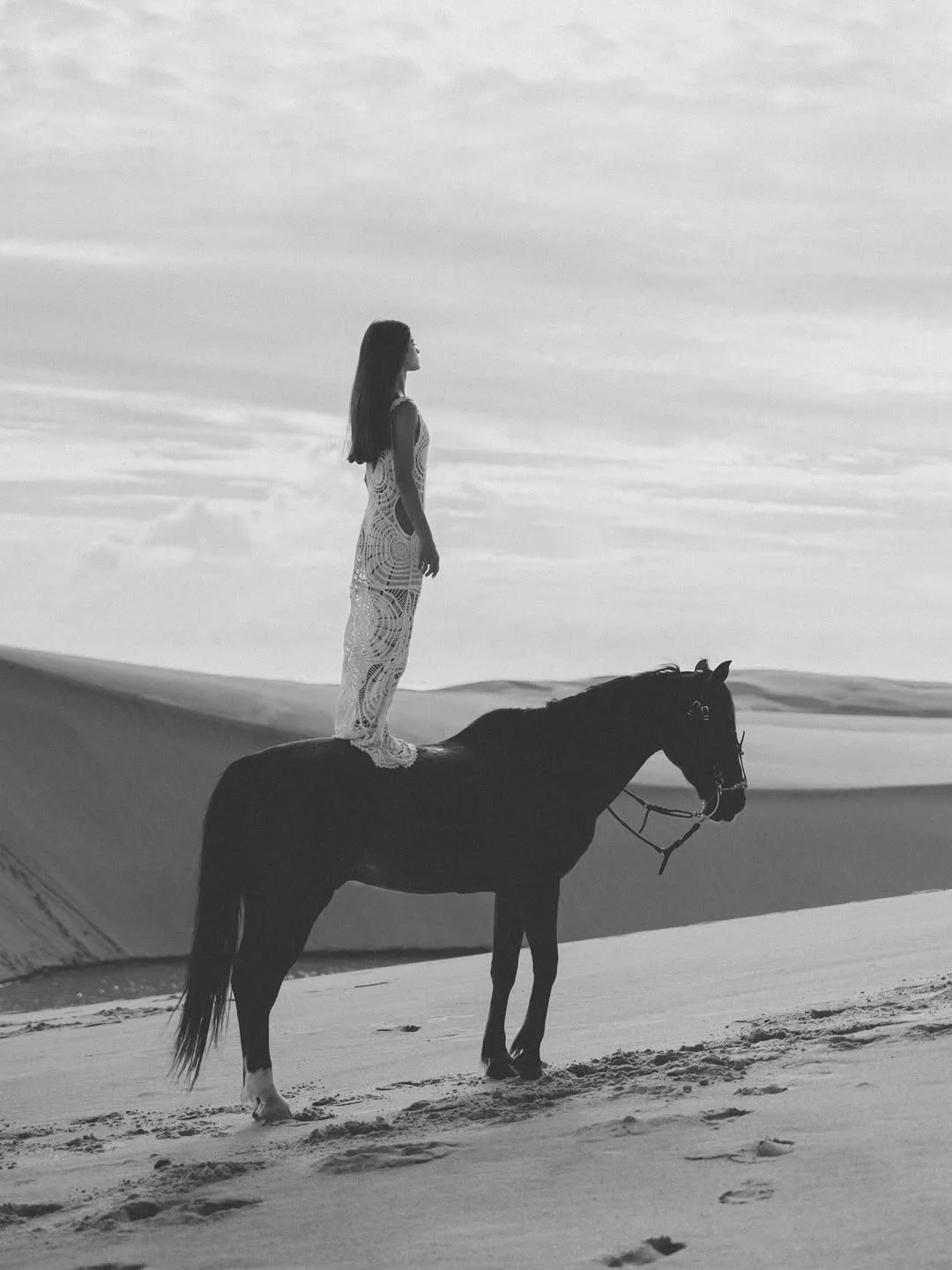Sara Vidal em editorial de moda a cavalo, em preto e branco