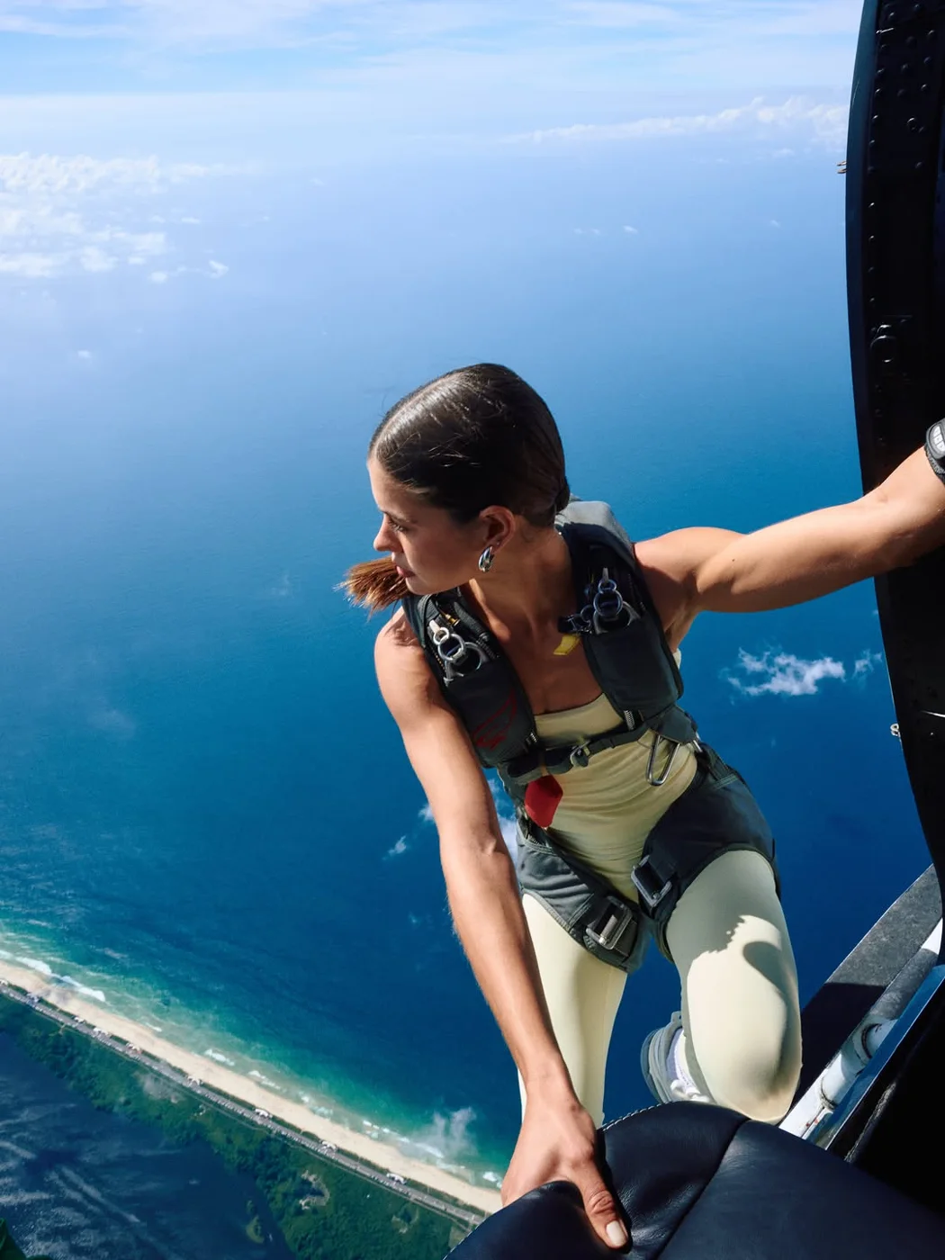 Sara Vidal na porta do helicóptero sobre o Rio de Janeiro, campanha New Yorker